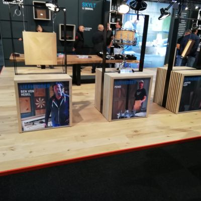 houten blok paneel specialisten op een beurs